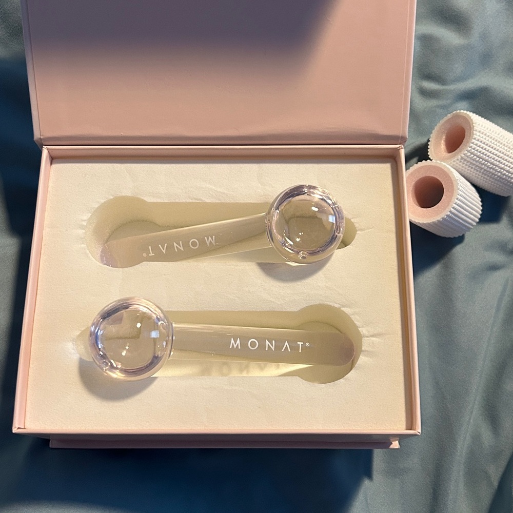 NIB Monat Global Refreshing Facial Globes 2 Piece Set